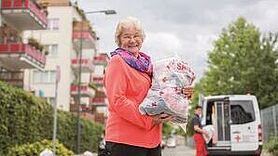 Frau mit Altkleidersack.